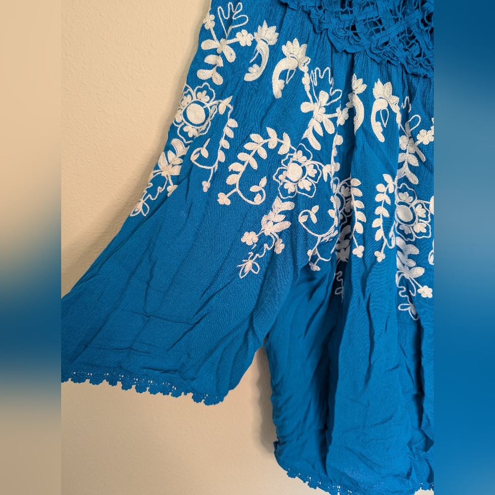 Curations Blue Floral Embroidered Blouse Size M - Picture 2 of 4